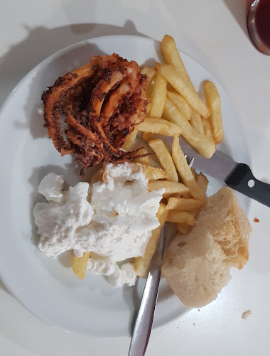 Saulgc__'s tweet photo. @AlfonsoCSuarez Para hacerse una idea, esto es lo que te ponen en Almería de TAPA con la cerveza, 3€ bebida + esto https://t.co/hFDNQz4cDm