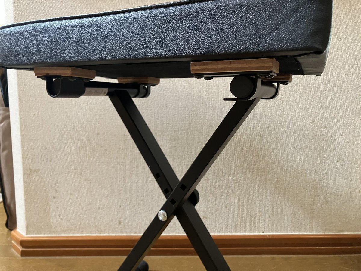 108ma's tweet photo. 私はいつでもどこでも「座って」弾く派。なかなかフィットする椅子がないのが悩みです。ついにネット広告に上がってくる怪しい四角座面のエックス脚を見てとりあえず購入。でも高さが…。合わなければ合わせてしまえとDIYに走りました。12mm厚材をかましてちょうどよし。一日がかりで完成しました。 https://t.co/zuYFi1CpVc