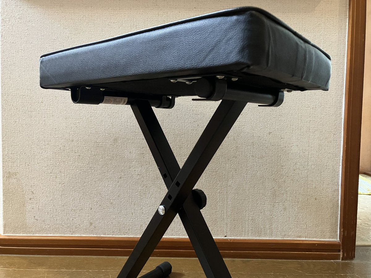 108ma's tweet photo. 私はいつでもどこでも「座って」弾く派。なかなかフィットする椅子がないのが悩みです。ついにネット広告に上がってくる怪しい四角座面のエックス脚を見てとりあえず購入。でも高さが…。合わなければ合わせてしまえとDIYに走りました。12mm厚材をかましてちょうどよし。一日がかりで完成しました。 https://t.co/zuYFi1CpVc