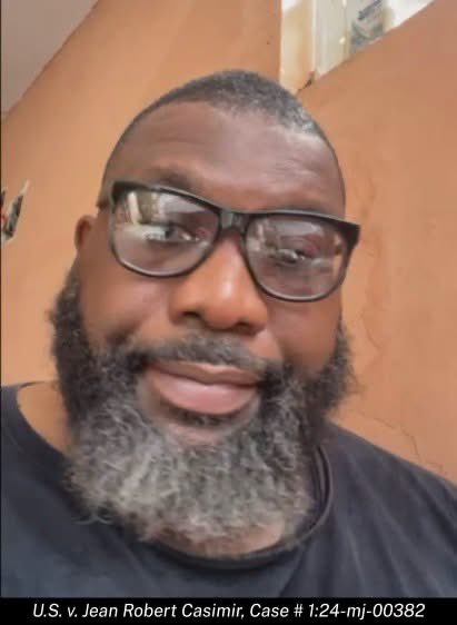 passioninfoplus's tweet photo. Jean Robert Casimir, 53 ans, citoyen américain🇺🇸 naturalisé, a plaidé coupable ce mardi de conspiration, de contrebande et de violations de la loi sur le contrôle des exportations des armes à feu. Devant la justice américaine, l’ancien officier de la PNH admet avoir joué un rôle dans une opération de trafic d'armes à feu étendue, à travers laquelle il a illégalement exporté au moins 140 armes à feu vers Haïti🇭🇹 depuis 2020. Selon le @dojphofficial, Casimir et ses complices ont utilisé, parmi d'autres techniques, des compresseurs d'air industriels qu'ils ont démontés et soudés à nouveau, pour placer les armes minutieusement emballées avant de les expédier en Haïti via des bateaux qui partaient de Miami, Floride. #PIP