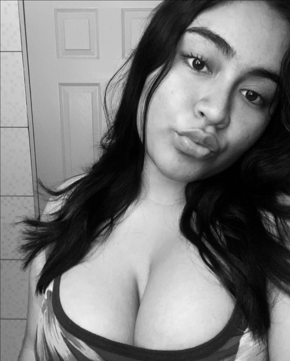 wkd__k's tweet photo. ¿Ves mi enormes tetas? Puedo hacerte una rusa con ellas mi amor, no sé, piénsalo, yo encantada como buena zorra 🙈🫦 #chathot #sexrol #freerol https://t.co/32iwChaxqS