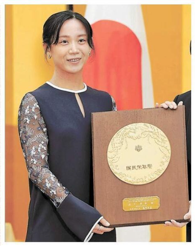 hirokumach's tweet photo. 新聞（おそらく共同通信配信）で公表された高木美帆さんの国民栄誉賞受賞の画像が、敢えて高市首相が写らないように切り取られている。
一方で産経新聞はしっかりと写っている。
新聞は高市首相の支持率が上がらないように姑息な報道をしている。

←左（新聞）　右（産経新聞）→ https://t.co/8B52OUlMeJ