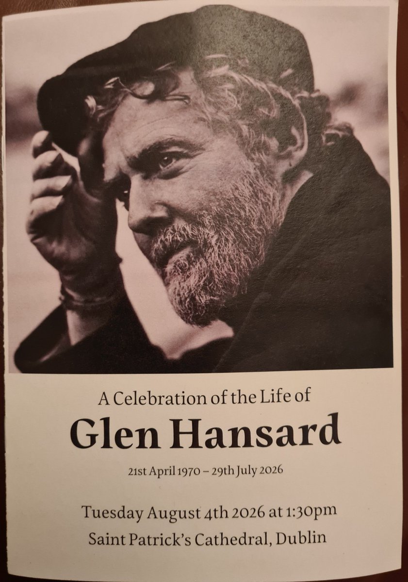 DiegoFerroAct's tweet photo. Imposible no emocionarse con el bellísimo final de película del funeral del oscarizado  #GlenHansard. Su féretro de mimbre sale de la catedral arropado de aplausos y el canto masivo de Forever Young. @GerardoQuietMan https://t.co/ES2pPwgOe9