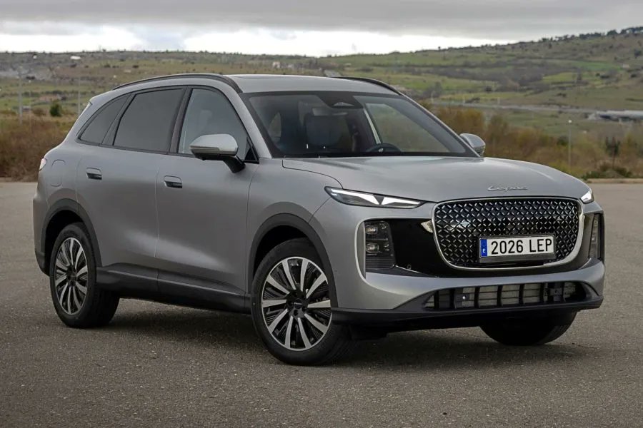 Autosdeprimera's tweet photo. EN EL MUNDO | El Lepas L8 es uno de los SUV que la marca podría traer a Colombia. Es su modelo de mayor tamaño y capaz de ofrecer una autonomía superior a los 1.000 km.
Más novedades aquí: https://t.co/xkOQIDatLn
#LEPASL8 #LEPAS #lepassuv #lepasl8hibrido https://t.co/E6t4qvXLhP