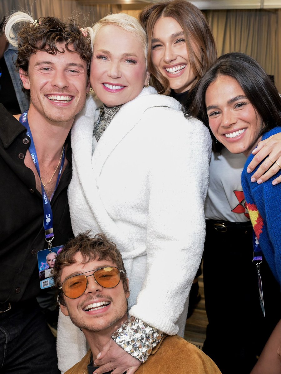 BrunaAccess's tweet photo. Bruna Marquezine, Shawn Mendes, Sasha Meneghel, Xuxa Meneghel e João Lucas no camarim da turnê da Xuxa. https://t.co/HPHi5CjR10