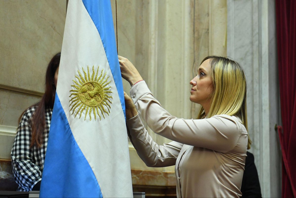 cristiancim's tweet photo. Todavía no nació Astor y ya tiene a la madre dándole el ejemplo de que hay que luchar por lo que justo, cuidar a lo más preciado y saber hacer las cosas para obtener los resultados que se buscan en los contextos que nos tocan. Gracias Anabel, demostraste una vez más lo valiosa que sos, lo formada que estás y la praxis que tenés. 
Te amo 🇦🇷❤️