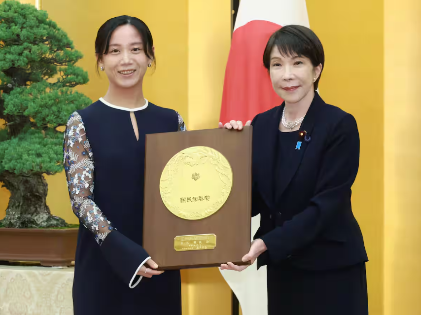 hirokumach's tweet photo. 新聞（おそらく共同通信配信）で公表された高木美帆さんの国民栄誉賞受賞の画像が、敢えて高市首相が写らないように切り取られている。
一方で産経新聞はしっかりと写っている。
新聞は高市首相の支持率が上がらないように姑息な報道をしている。

←左（新聞）　右（産経新聞）→ https://t.co/8B52OUlMeJ