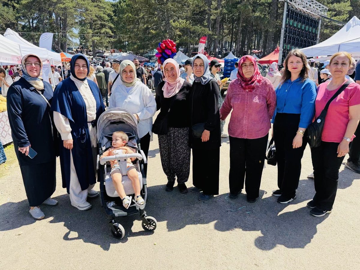 akkadinopazari's tweet photo. AK Parti Odunpazarı ilçe Kadın Kolları Yönetim Kurulu Üyeleri olarak, 
ilçemizin köklü kültürünü ve birliğini yansıtan 46. Geleneksel Mihalıççıklılar Günü ve Kiraz Festivali’nde yerimizi aldık. https://t.co/YJFtR1nqwA