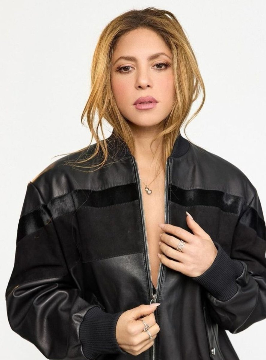 Charts_Shak's tweet photo. 💥| @shakira supera a @karolg y se convierte en la artista latina femenina con más seguidores en @Tiktok. 

1. Shakira: 56.1 🔼
2. Karol G — 56 https://t.co/6CB60yndKw