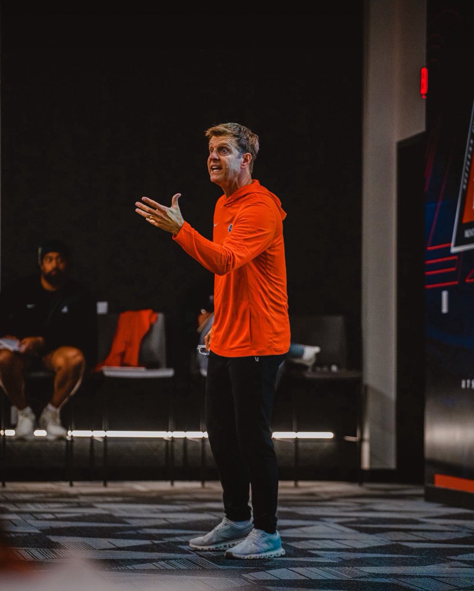 ToddGongwer's tweet photo. Soooo good to be in Texas with @UTSAFTBL today!
@CoachTraylor is truly one of the very best! All about the impact!
Elite culture flows from elite leadership and this team and staff has it!
#RememberYourWhy
#210TriangleOfToughness
#birdsup🤙 https://t.co/yzcqtkpZpg