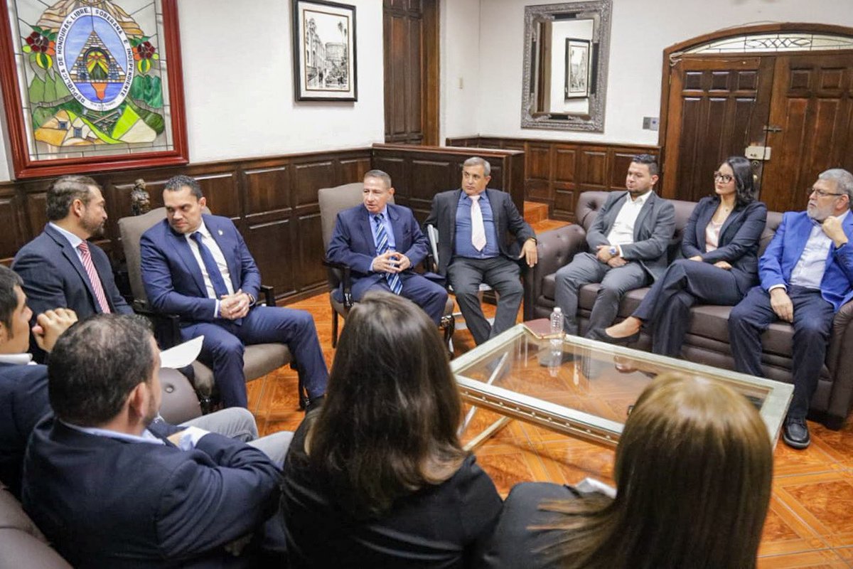 TommyZambranoM's tweet photo. Honduras necesita decisiones que protejan a quienes generan empleo y mueven nuestra economía. 🇭🇳

Hoy sostuvimos una reunión con la Asociación Nacional de Acuicultores de Honduras (ANDAH), escuchando de primera mano la difícil situación que enfrenta el sector camaronero tras la pérdida de mercados y las afectaciones económicas sufridas.

Desde el Congreso Nacional seguiremos abiertos al diálogo y comprometidos con impulsar soluciones que fortalezcan la producción, la inversión y el empleo para los hondureños.