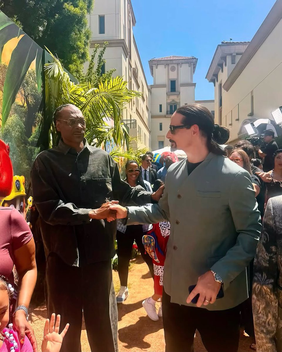 ronniessance's tweet photo. they finally met. 

iykyk. https://t.co/39m7VyiKJT