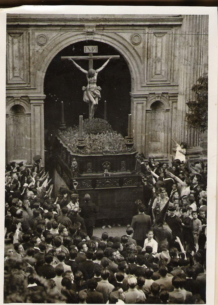 PurezaSevilla_'s tweet photo. Foto del cristo de la buena muerte de la hdad de los estudiantes del año 1935 que procesiona cada martes santo desde la capilla de la universidad. Fue espulpido por Juan de Mesa y Velasco en el año 1620 que crearon una de las imagines mas historicas de la semana santa de Sevilla https://t.co/FIb73betPM