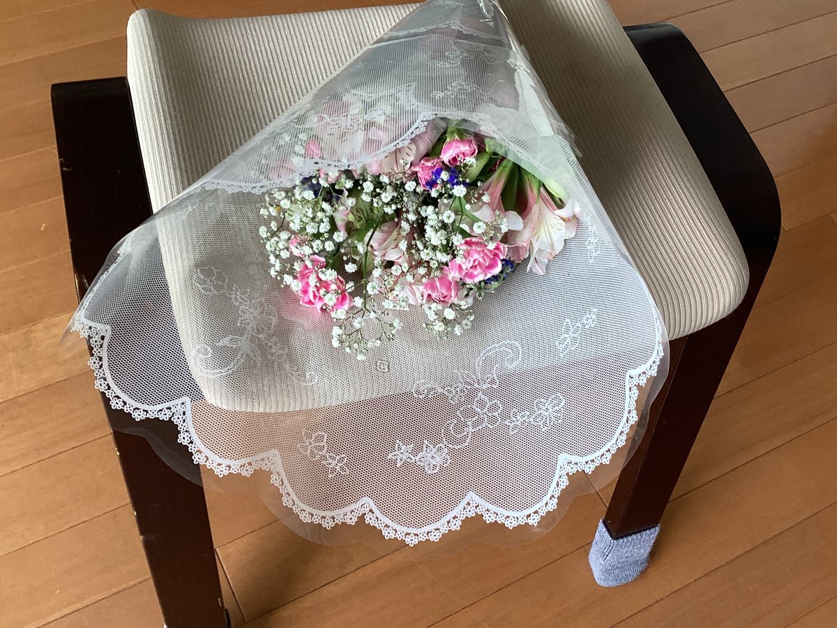 YISODAMAN's tweet photo. [ほぼ日刊ODAman] ひと月遅れのお誕生日プレゼントをいただきました。しかも花束。ちなみに還暦を過ぎた既婚女性から。うれしいねぇ。離任式とか学校の公式行事以外で花束をもらったのって何十年ぶりだろう？　来年ももらえたら嬉しいです。私が生きていれば、だけど。 https://t.co/N30FsZckTF