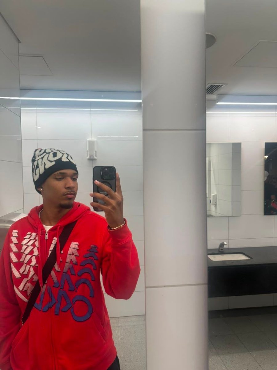 iamdanielcm19's tweet photo. Check on the bathroom mirror. I still see myself as dangerous 🔥 https://t.co/Qr0QiLaYbD