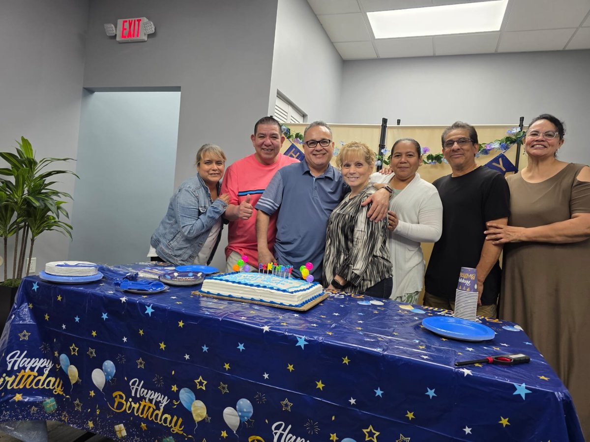 PabloAntonioli5's tweet photo. Celebrando el cumpleaño del Ministro Rene en N.J. https://t.co/CUuBSV5mKw