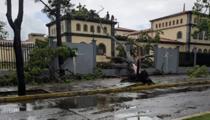 ReporteYa's tweet photo. #4Ago #Monagas #Lluvias
Fuertes lluvias y ráfagas de viento provocaron caída de árboles, anegaciones y fallas eléctricas en Maturín. Un árbol derribó parte del muro perimetral del Palacio Arzobispal, sin dejar heridos. – El Pitazo https://t.co/jKgmTAScmO