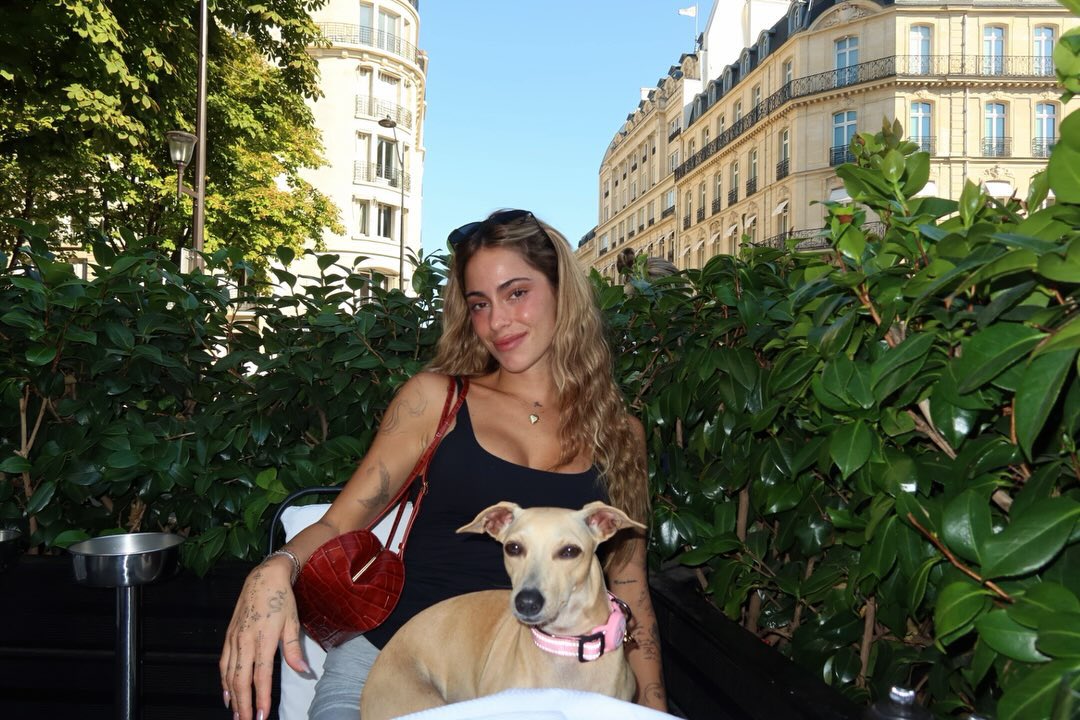 MStoesselBR's tweet photo. FIFI INTERNACIONAL! A cachorra da Tini está em Paris ✨ https://t.co/auduwINDzd