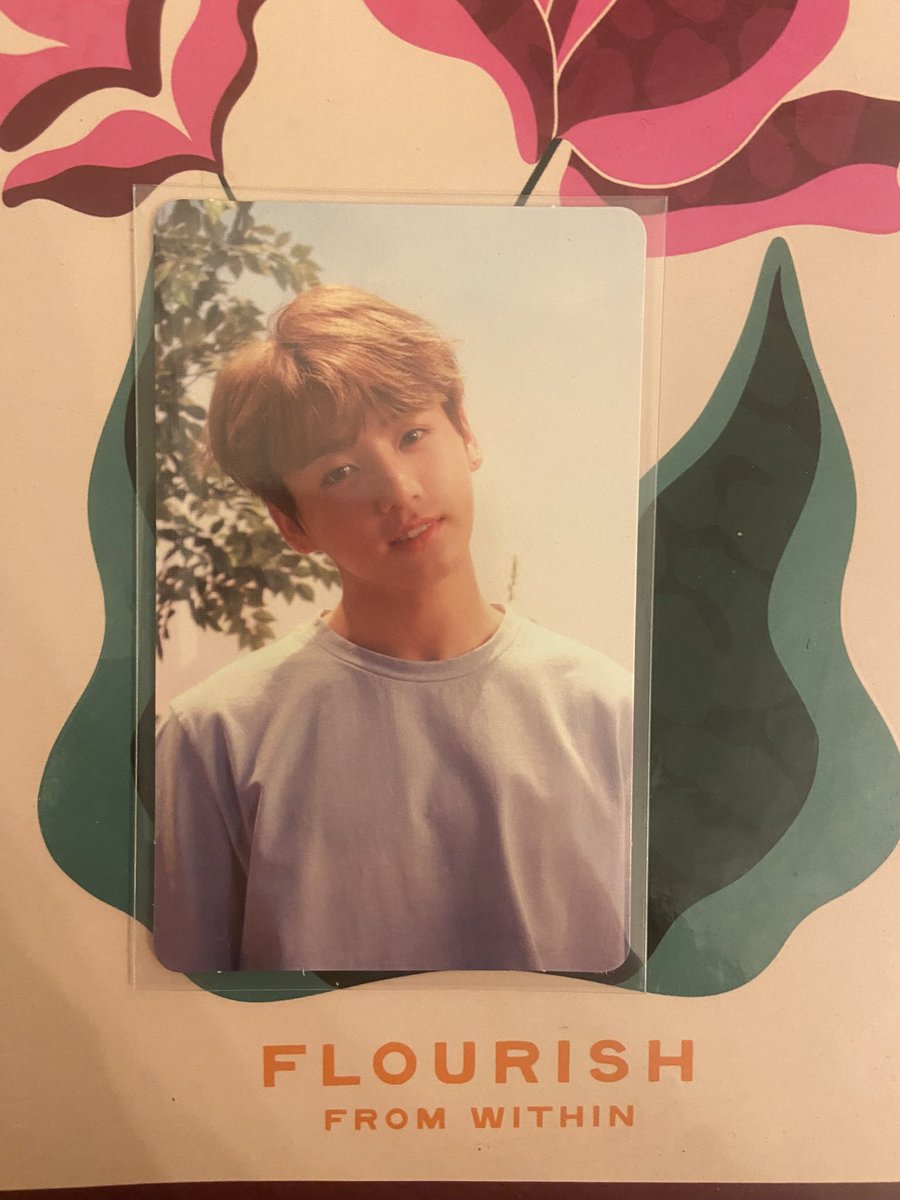 vkoogicollect's tweet photo. feedback muitooo positivo pra @jeoncolector que me vendeu esse jk lindo, ele veio super embalado com duas sleeves e com lindos brindes, muito obrigada!!! https://t.co/DmOUCiS0TU
