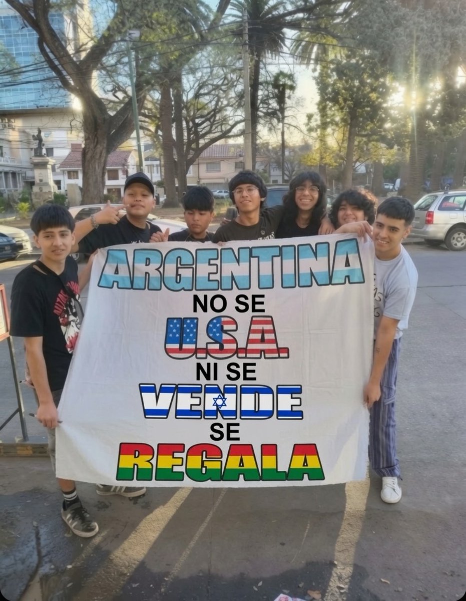 Fran1811's tweet photo. @placentismo Esta bandera está doblada, está es la bandera que tenían los bolitas esos https://t.co/luXBigqD0j