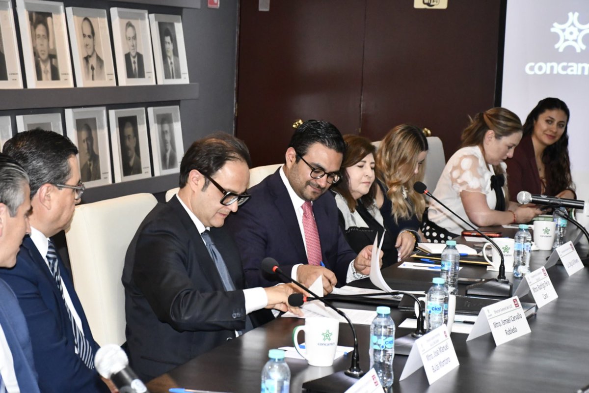 ILCEedu's tweet photo. 🤝 El #ILCE y la @CONCAMIN firmaron un Convenio Marco de Colaboración para impulsar cursos, diplomados, formación continua, enseñanza del inglés y proyectos audiovisuales, fortaleciendo la vinculación entre la educación y el sector industrial. 🇲🇽📚 https://t.co/cJrXz1kkvE