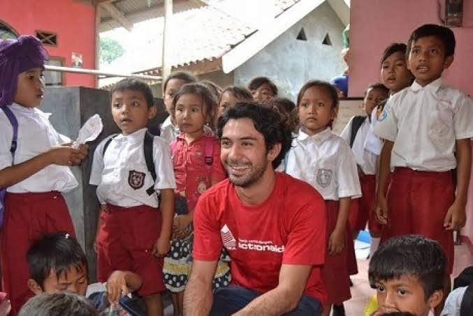 rebornblessing's tweet photo. Reza sampe rela masuk ke daerah yang bahkan di google maps aja gak ada. Daerah yang bikin kaki jadi berlumpur, kotor, dan berkeringat… yang bisa jadi mereka-mereka yang nanyain identitas Reza enggan buat napakin kaki.

Semua demi benerin sekolah rusak di Indonesia.

Dia dibayar? Nggak sama sekali. Malah nolak.