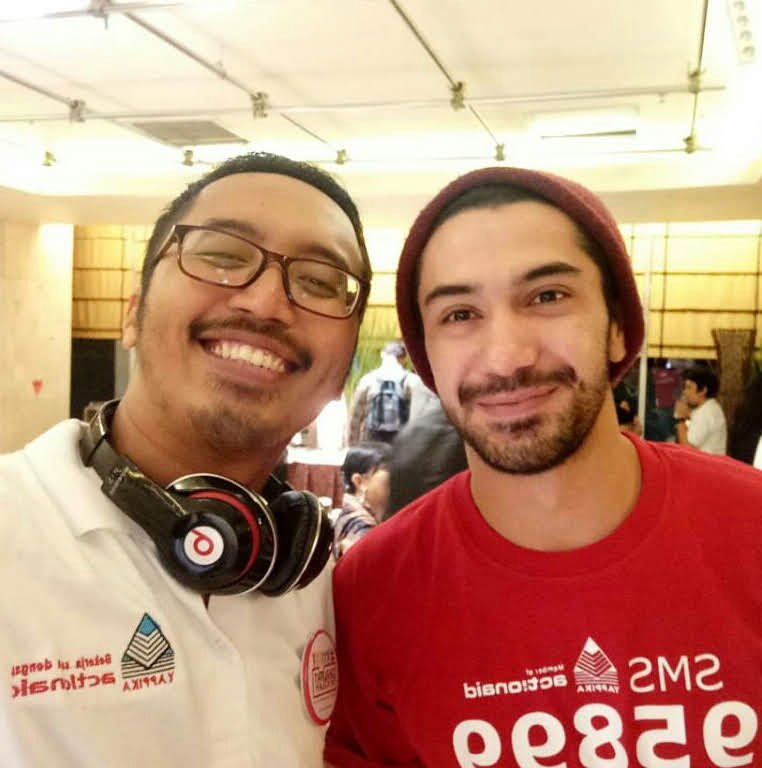 rebornblessing's tweet photo. Reza sampe rela masuk ke daerah yang bahkan di google maps aja gak ada. Daerah yang bikin kaki jadi berlumpur, kotor, dan berkeringat… yang bisa jadi mereka-mereka yang nanyain identitas Reza enggan buat napakin kaki.

Semua demi benerin sekolah rusak di Indonesia.

Dia dibayar? Nggak sama sekali. Malah nolak.
