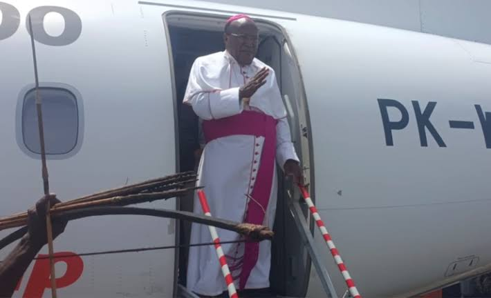 andreasharsono's tweet photo. Bishop Yanuarius Matopai You of Jayapura rejected West Papua fighters' claim, saying that the Associated Mission Aviation, owned by Catholic dioceses in Papua, has operated for decades to support pastoral works in the region, not to bring ammonitions https://t.co/SKhy4nXiFN https://t.co/tRATQ2CJMH