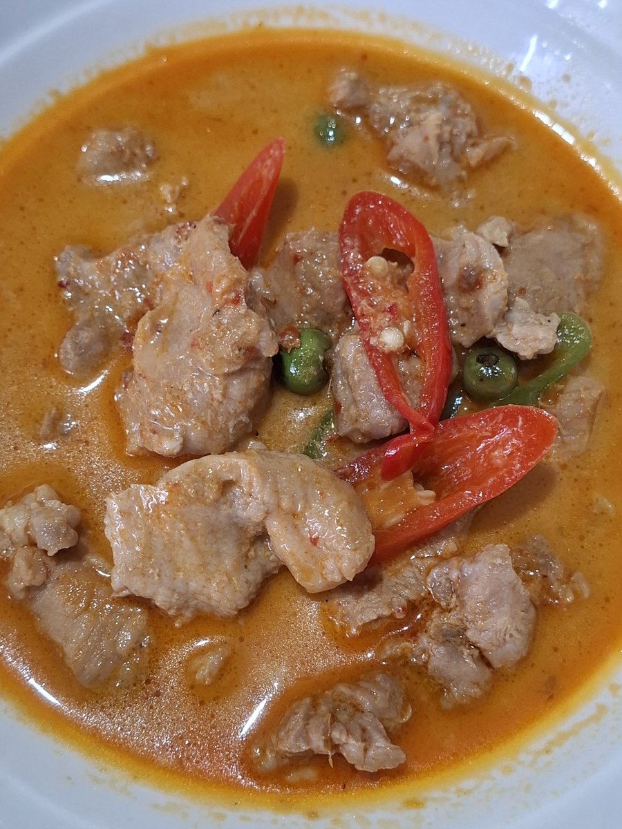 bumbim79's tweet photo. เช้านี้มีแพนงหมู ปลาทูทอด อร่อยอีกแล้วค่ะ ปัญหาของคนทำกับข้าวคือไม่รู้จะทำอะไรกิน ทั้งๆ ที่วัตถุดิบมีเต็มตู้เย็น 🤣🤣 มาทานข้าวเช้ากันนะคะทุกคน https://t.co/C1Q1imHicd