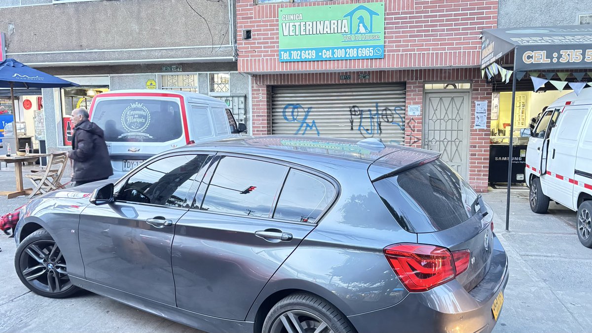 AlbertoMontel's tweet photo. @SectorMovilidad será posible que alguien le indique al dueño de este vehículo, que no debe parquear sobre el andén, poniendo en riesgo a los peatones? 4/Ago/26 en la Cll 64C 68G 72 a las 5:55 p.m. https://t.co/mzXC2tRCcX