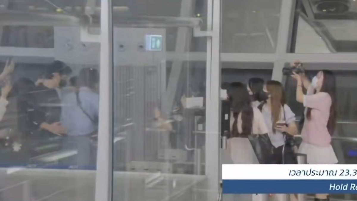 lurker_army's tweet photo. Pas mereka balik ke Beijing, gue sempet liat salah satu video ssg dikerumunan itu. Ayden & Elio itu udah tau kalo ada ssg yang ngikutin mereka, makanya mereka nunggu di dalem lounge (ssg ga bisa masuk kesitu). Pas udah Final Call mereka langsung cepet2 ke gate (mungkin dikiranya ssg gila itu udah naik pesawat), tapi ternyata engga ssg masih nunggu pas di depan gate terakhir dan dorong-dorongan pun terjadi. 
Sangat wajar kalo akhirnya pihak bandara ga izinin ssg gila itu naik pesawat, kalo fans atau manusia normal, sebelum Final Call pasti udah naik kan ke pesawat kan? Tapi mereka engga, mereka nunggu sampe artisnya keluar, emang ga tau malu, ga tau aturan. 🙄