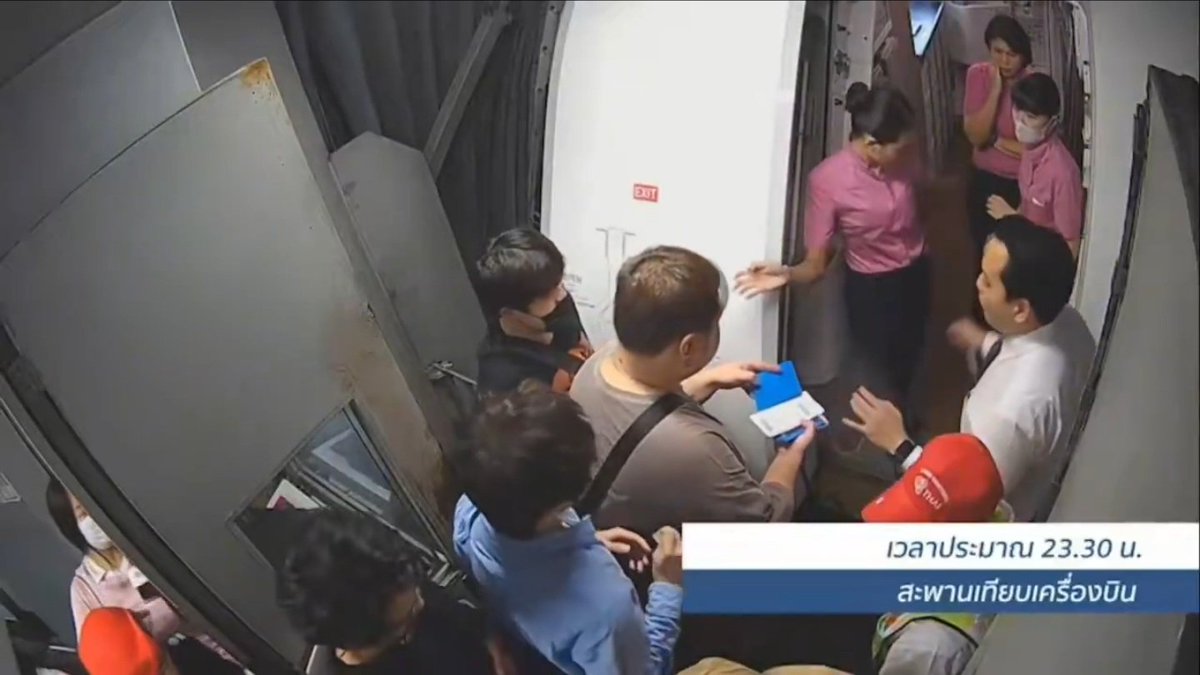 lurker_army's tweet photo. Pas mereka balik ke Beijing, gue sempet liat salah satu video ssg dikerumunan itu. Ayden & Elio itu udah tau kalo ada ssg yang ngikutin mereka, makanya mereka nunggu di dalem lounge (ssg ga bisa masuk kesitu). Pas udah Final Call mereka langsung cepet2 ke gate (mungkin dikiranya ssg gila itu udah naik pesawat), tapi ternyata engga ssg masih nunggu pas di depan gate terakhir dan dorong-dorongan pun terjadi. 
Sangat wajar kalo akhirnya pihak bandara ga izinin ssg gila itu naik pesawat, kalo fans atau manusia normal, sebelum Final Call pasti udah naik kan ke pesawat kan? Tapi mereka engga, mereka nunggu sampe artisnya keluar, emang ga tau malu, ga tau aturan. 🙄