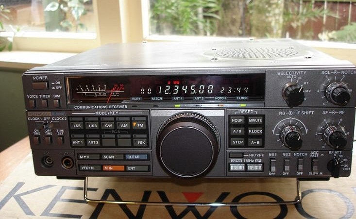 CLRadioAM659's tweet photo. Kenwood R-5000  Receptor de Comunicaciones HF Rango de frecuencia 100Khz a 30Mhz  opcional Vhf 108 a 174 Mhz AM FM USB/LSB FSK CW Año de lanzamiento al mercado de  Japón 1986. Producción 1987 a 1996/98.Ex.         (📷 Créditos a quien corresponda) https://t.co/M7O3KLGGrk