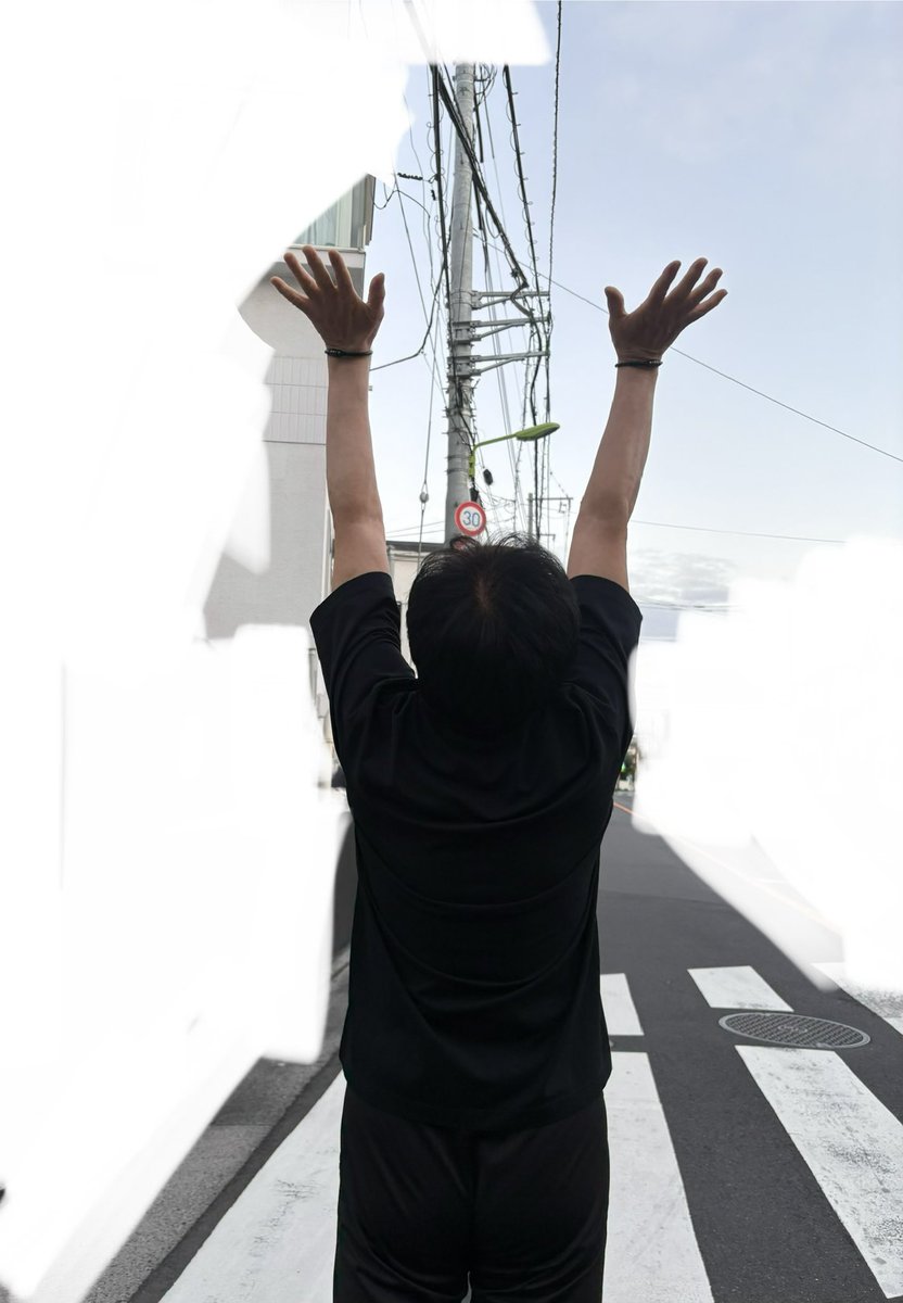 sakurakosun's tweet photo. 山木の考え方が本当に感動的なんよね

前向きの度を超えてて

ちょっと腕を使いすぎて
腕が痛い時も
「おーー、筋肉が育ってるー！
これは筋肉が育ってる痛みダァー」
お陰でワタシの鍼治療の回数が減りました

「そーやって考えるだけで
脳が本当にその通りに体に指令を出すはず！」

まあ、たしかに納得
脳ってワタシらが考えるほど
簡単ではなく、未知なる力があるものだからね
あるかもしれん

で、今朝
また歩きたくないワタシは
「今日は頭が痛いから行きたくない」と訴えると

「それはすごい！脳が育ってるんだよ！だから頭が痛いんだ！
おおおー」
「じゃいくよ！」てなことで
結局叩き起こされ行った訳です

このような人なので
国宝ください！
（その前に教祖になれそうな気しかしない）

山木秀夫
宇宙のパワーをもらう図