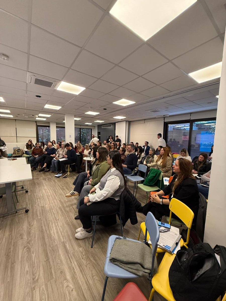 MuniChivilcoy's tweet photo. 👧🏻🤝 Chivilcoy participó del primer encuentro presencial de MUNA (Municipio Unido por la Niñez y la Adolescencia) en la sede de UNICEF Argentina.

La secretaria de Desarrollo Social, Ivana Aronna, y la directora de Niñez, Adolescencia y Familia, Dra. Luciana Rosito, representaron al municipio en el inicio del proceso de Autodiagnóstico para los nuevos distritos bonaerenses que se incorporaron al programa en 2026.

📋 Durante la jornada se presentó la metodología de trabajo, las herramientas de diagnóstico y los espacios de acompañamiento técnico que permitirán fortalecer las políticas públicas destinadas a niñas, niños y adolescentes.

💙 MUNA es una iniciativa de UNICEF que busca fortalecer a los municipios para garantizar los derechos de las infancias y adolescencias, promoviendo políticas públicas basadas en evidencia, la participación de los jóvenes y el trabajo articulado entre los distintos niveles del Estado.

https://t.co/7bKj7zKwrE

#Chivilcoy #MUNA #UNICEF #Niñez #Adolescencia #DesarrolloSocial