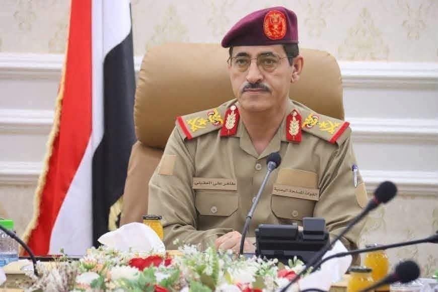 IbrahimAsqin's tweet photo. أن يخرج وزير الدفاع الفريق الركن طاهر العقيلي بنفسه إلى الرأي العام، فهذا يعني أن معركته لم تعد مع الإجراءات، بل مع مراكز نفوذ أصبحت تتصرف وكأنها فوق الدولة وفوق القانون ..

لو لم يكن قد استنفد كل السبل الرسمية لإلزام المخالفين بتنفيذ التوجيهات، لما اضطر إلى مخاطبة الناس. وهذه وحدها رسالة خطيرة تكشف حجم العبث الذي تعيشه بعض مفاصل المؤسسة.

هناك من حوّل حقوق الجنود إلى تجارة، ومعاناتهم إلى مصدر ثراء، وتوجيهات القيادة إلى أوراق تُركن في الأدراج إذا تعارضت مع مصالحه ..

معالي وزير الدفاع @generalalaqili :
إذا كانت أوامر وزارة الدفاع تُقابل بالرفض أو التسويف، فلا معنى لأي انضباط عسكري، ولا قيمة لأي رتبة أو منصب.

كل قائد يرفض تنفيذ توجيهات الوزارة أو يعرقلها، يرتكب مخالفة تمس هيبة المؤسسة العسكرية، وأولى خطوات الإصلاح هي إبعاده ومحاسبته وفق الأنظمة العسكرية، حتى يدرك الجميع أن الدولة لا تُدار بأمزجة الأشخاص ولا بنفوذ المتنفذين.

إن أخطر ما يواجه أي مؤسسة عسكرية ليس العدو في الميدان، بل التمرد على النظام من داخلها. وعندما يُطبق القانون على الجميع دون استثناء، تستعيد الدولة هيبتها، ويستعيد الجندي ثقته بقيادته.هذه الصياغة قوية في النقد، لكنها تتجنب الجزم بوقائع غير مثبتة مثل وجود "مافيا" أو "لوبي" باعتبارها حقائق، وتعرضها باعتبارها استنتاجًا أو توصيفًا سياسيًا، وهو ما يجعلها أكثر توازنًا ...