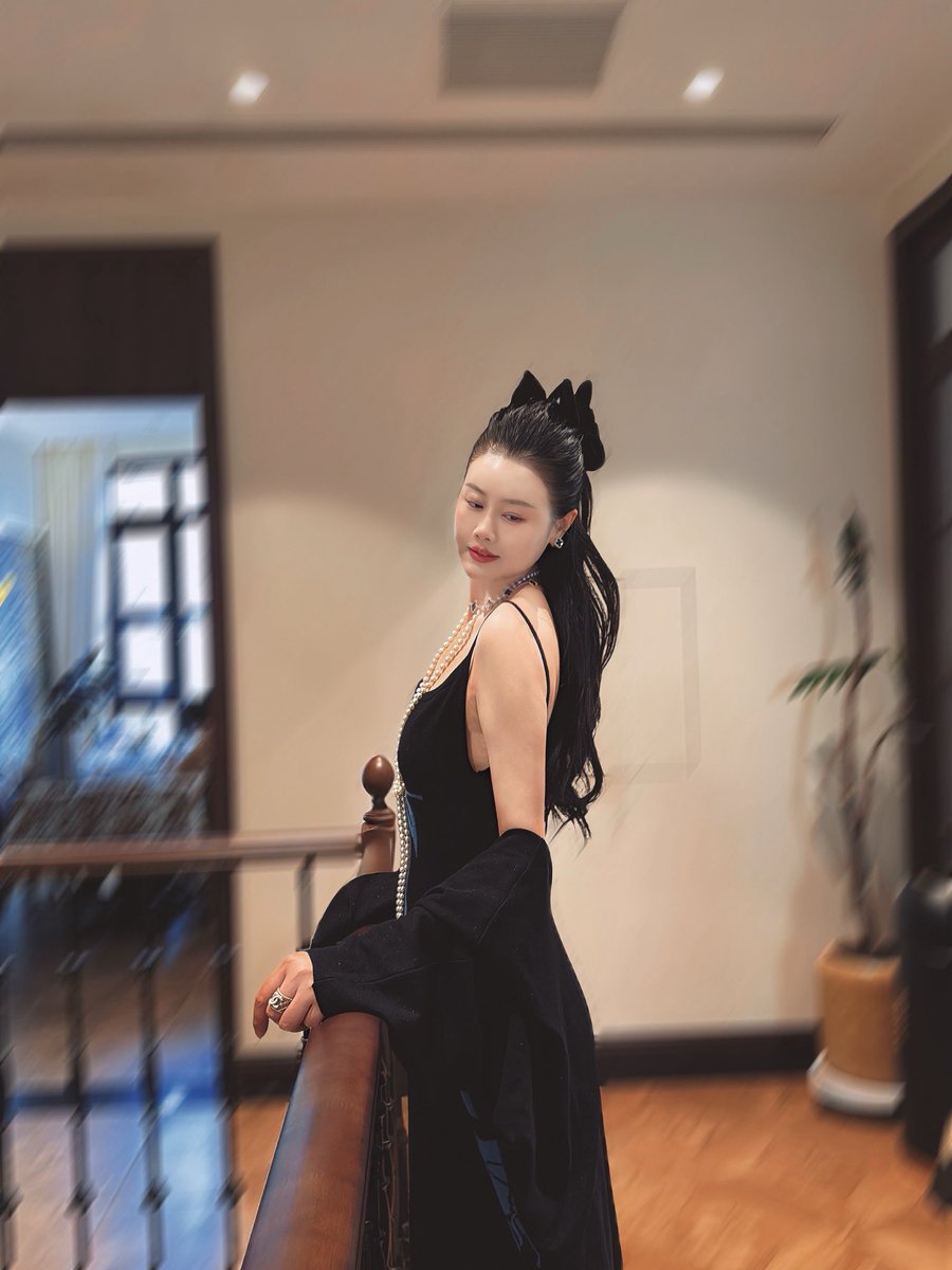 wangxifeng1986's tweet photo. 女人每天花一两个小时打扮自己，从古至今被男人形容为“女为悦己者容”。
其实这个观点很片面。
女人打扮自己的核心是传递“为自己而美”的态度，而不是为了迎合他人。
通过打扮与自己对话，让日常成为值得期待的仪式。 https://t.co/x1orOwTxf0