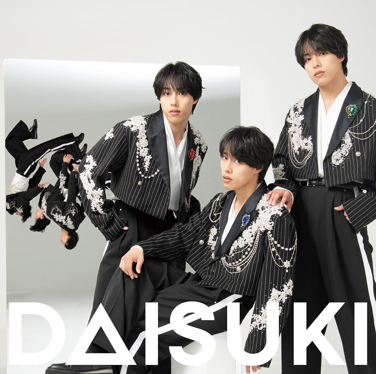 foo_style's tweet photo. 8月5日発売！
#佐藤三兄弟 のメジャーデビューSG 「#DAISUKI」収録の
『#キミに幸あれ』作詞/作曲/編曲/ディレクション で参加させて頂きました。
編曲は島田尚さんと共作。

あの頃✨のファンキーかつ、ハートウォーミングなアイドル歌謡をテーマに、
やりたいこと全部詰め込んだので、ニヤリとしてくださる方も多いはずと信じております🙇

決して簡単ではない曲ですが「本人達にトライさせてみましょう！」というプロデューサーさんの英断で、
コーラスもハモも全て三人で歌っています！
シュビドゥビコーラスは、各パートを三兄弟でハモってるのでファンの方にとってはかなりエモいです！

憂鬱な朝も吹き飛ばし、そっと貴方の背中を押してくれる応援ソングです！
レコーディング後記も機会があれば書きます。
佐藤三兄弟 のみんなメジャーデビューおめでとうございます！！

@ahy_triplets
@ayato_127 @h0601ss1 @Yoshi1998rg