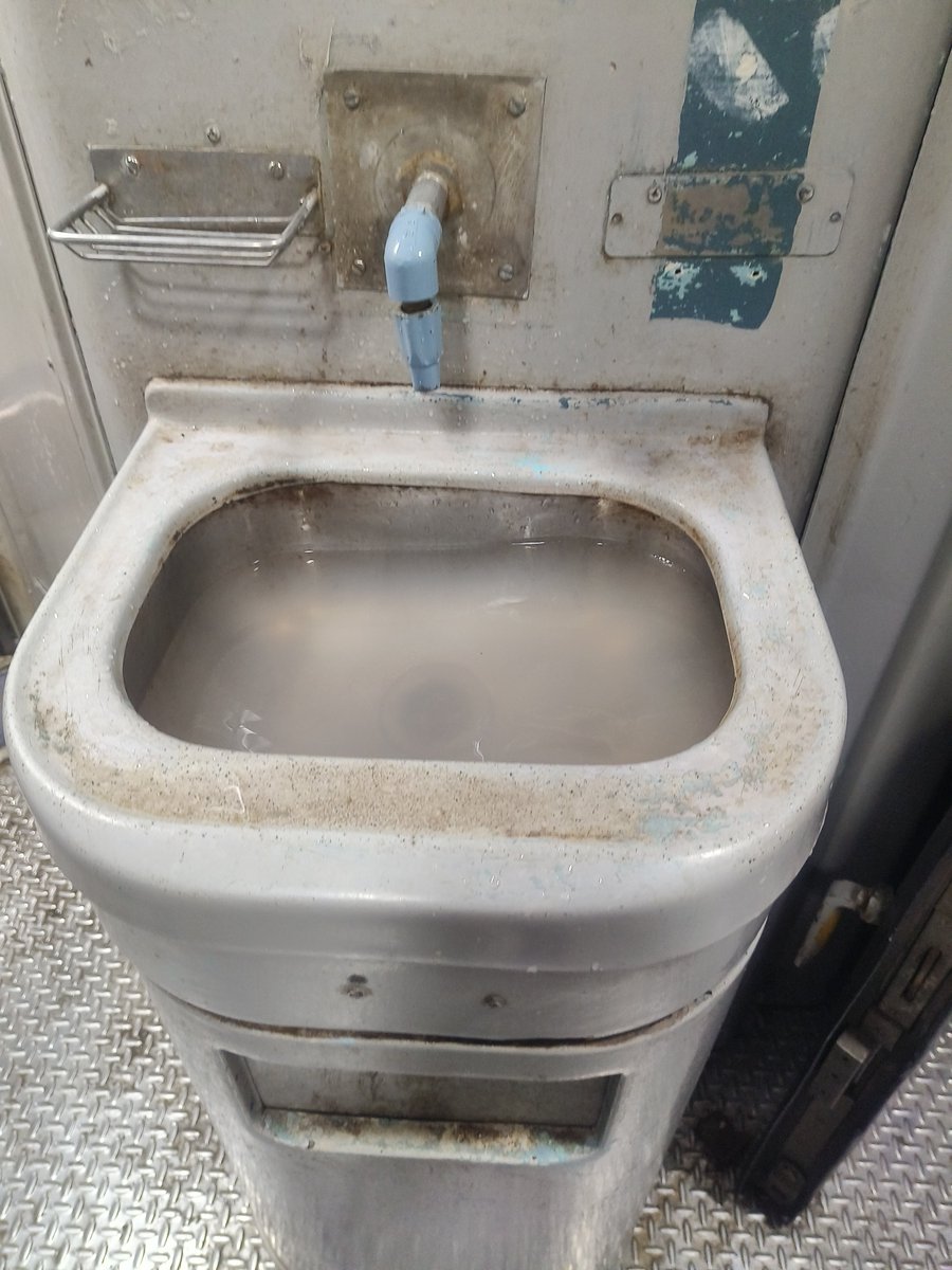 007Navkrishna's tweet photo. @drm_mb @railcomplaint @RailwaySeva @RailwayNorthern @RailMinIndia @AshwiniVaishnaw @PMOIndia @RailMadad ट्रेन नं .13308 के S-6 कोच में वॉश बेसन गंदा एवं देशी टॉयलेट में पानी नहीं, क्लीनिंग स्टॉफ स्वयं हर कोच में कहां क्या समस्या है जाकर चेक नहीं कर सकते,जब तक यात्री शिकायत न करे https://t.co/o3BTHRTgQw