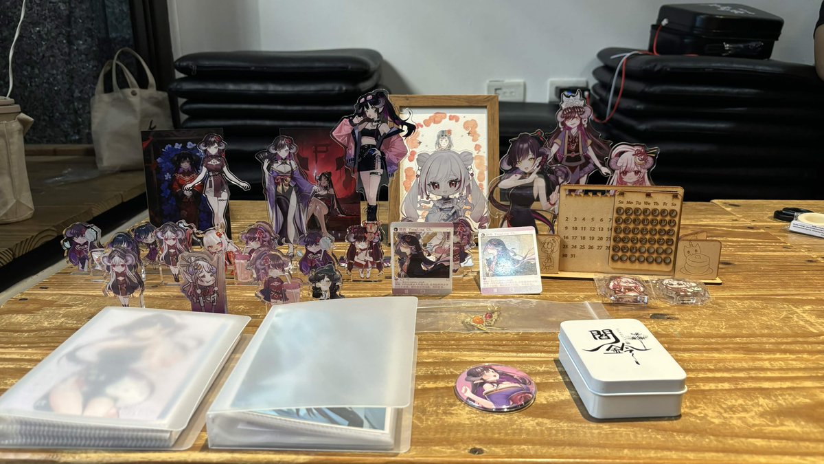 bellling3310's tweet photo. 見到了好多熟人們還有第一次見面的朋朋！進去前還有點緊張但菜菜跟我打招呼後整個人都放鬆ㄌ，在簽到處領了好多漂亮週邊！（海螺：你們比他本人愛出週邊欸）可愛繫鈴人寶寶還有漂亮老師💜
在活動開始之前還看了夜影月47個月天命鈴明信片，看到有點想哭（愛哭鬼）

#閻師傅蛋糕屋
#閻鈴你湊到50萬了嗎 https://t.co/MGoc5oyGCg