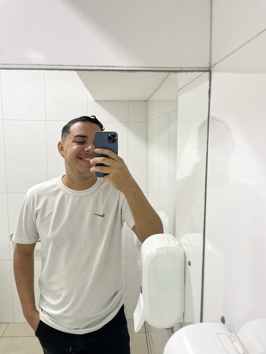 ofcluucass's tweet photo. Mantendo o sorriso (mesmo sendo CLT) 😬 https://t.co/dYQ0zh15Vl