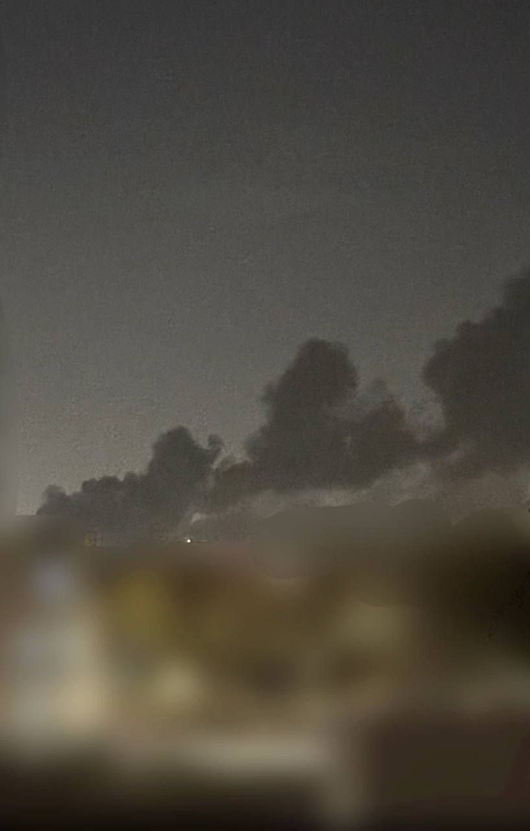 IbShugaa's tweet photo. تصاعد الدخان من المنطقة الصناعية في جبل علي، جنوب مدينة دبي
حسب مصادر أن القصف من اليمن https://t.co/68pxPKUavf