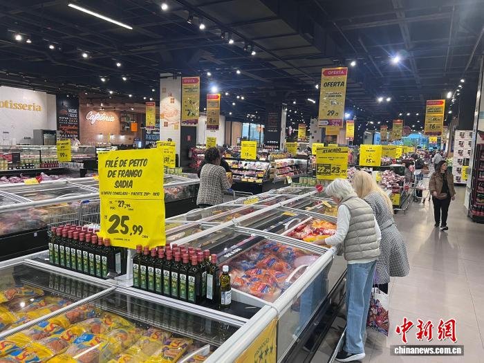 ConsulChinaRJ's tweet photo. 🇨🇳🤝🇧🇷 China e Brasil deram mais um passo na cooperação em pagamentos digitais!

A UnionPay International lançou um projeto-piloto que permite aos usuários de aplicativos da UnionPay na China pagar por QR Code em estabelecimentos brasileiros integrados ao PIX. 📱💳

A iniciativa facilita as viagens, o comércio e os intercâmbios entre os dois países, oferecendo pagamentos mais seguros, rápidos e convenientes.

Mais conectividade significa mais oportunidades para China e Brasil! 🌏✨

#ChinaBrasil #Cooperação #EconomiaDigital #PIX #UnionPay #ParceriaChinaBrasil