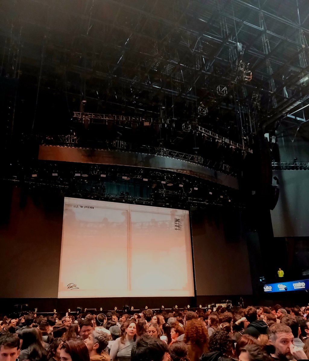 KevinTaboada87's tweet photo. Otra vez presentes en el Movistar Arena para ver a Rosalía como hace 4 agostos y como todas las veces que esta mujer pise suelo argentino. Jamás me harán odiarte rosi. https://t.co/y8SZDQCHLf