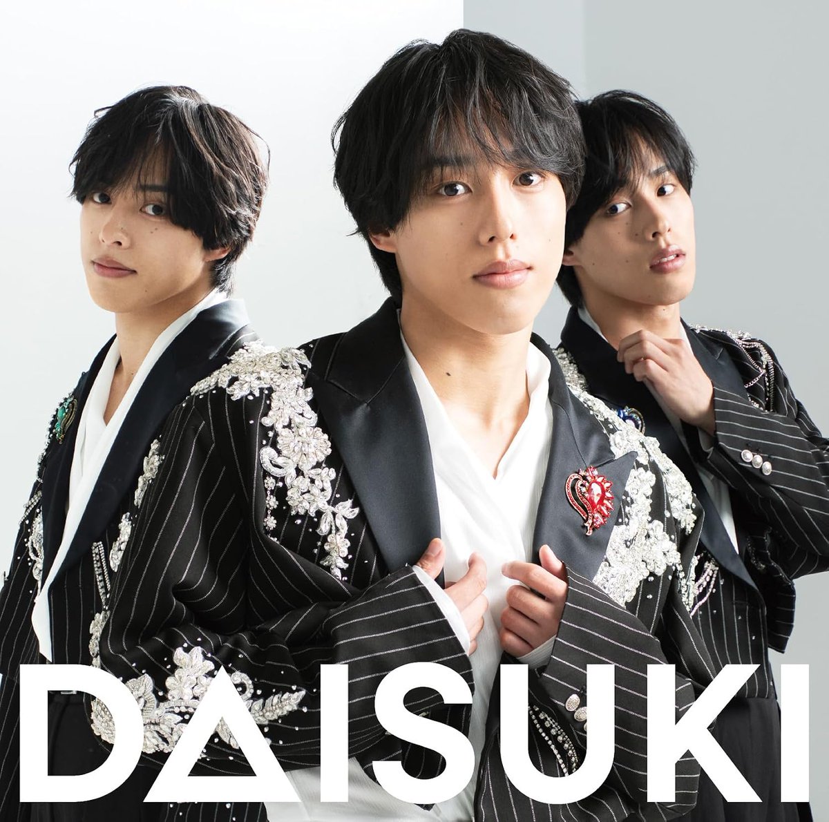 foo_style's tweet photo. 8月5日発売！
#佐藤三兄弟 のメジャーデビューSG 「#DAISUKI」収録の
『#キミに幸あれ』作詞/作曲/編曲/ディレクション で参加させて頂きました。
編曲は島田尚さんと共作。

あの頃✨のファンキーかつ、ハートウォーミングなアイドル歌謡をテーマに、
やりたいこと全部詰め込んだので、ニヤリとしてくださる方も多いはずと信じております🙇

決して簡単ではない曲ですが「本人達にトライさせてみましょう！」というプロデューサーさんの英断で、
コーラスもハモも全て三人で歌っています！
シュビドゥビコーラスは、各パートを三兄弟でハモってるのでファンの方にとってはかなりエモいです！

憂鬱な朝も吹き飛ばし、そっと貴方の背中を押してくれる応援ソングです！
レコーディング後記も機会があれば書きます。
佐藤三兄弟 のみんなメジャーデビューおめでとうございます！！

@ahy_triplets
@ayato_127 @h0601ss1 @Yoshi1998rg