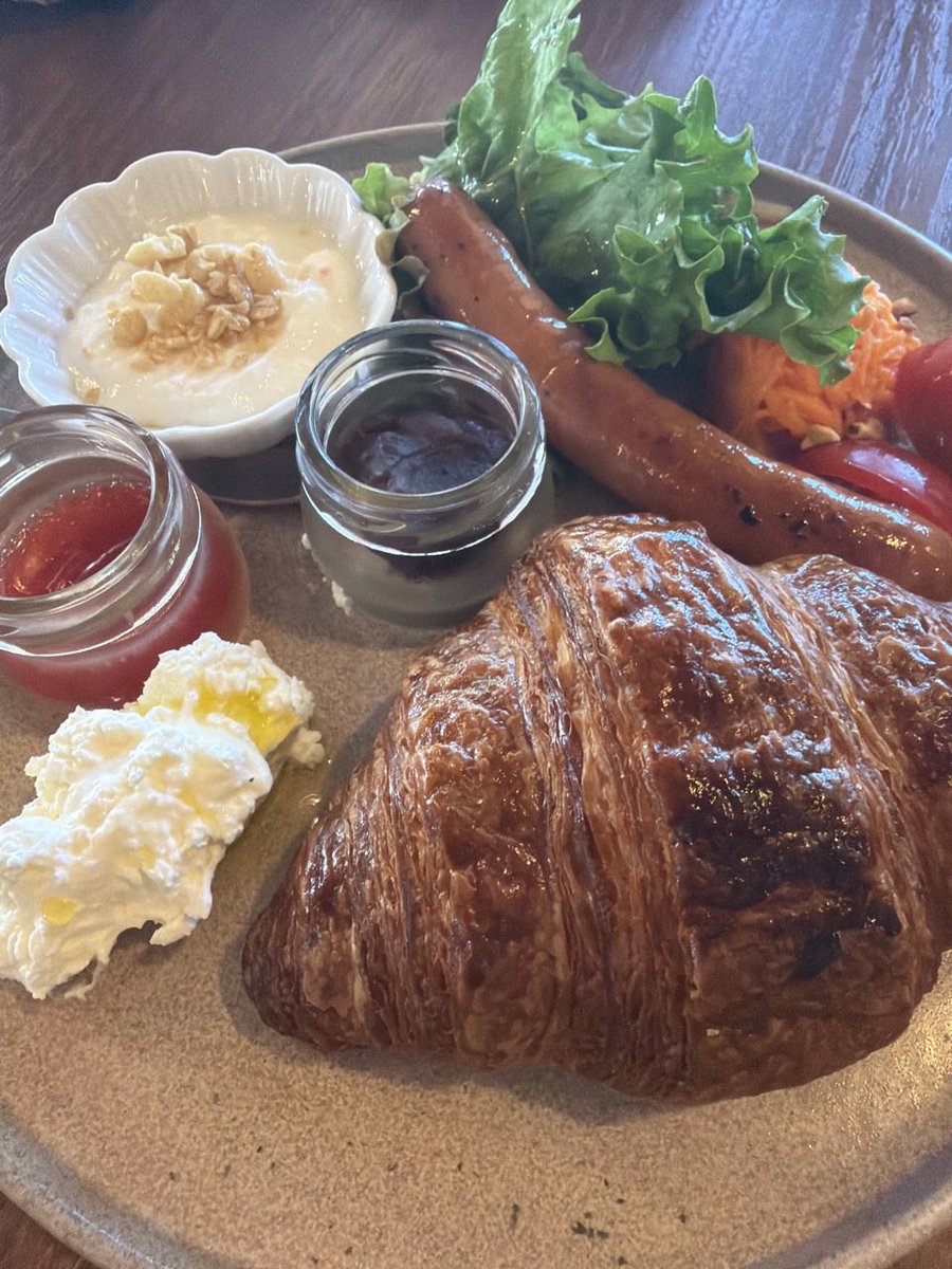 Yoshitabiblog's tweet photo. モーニング食べるのに、混雑していてカオスです💦
予約制にしてるのが逆に面倒にしてるのかも😵‍💫

パンは美味しかったです☝︎ https://t.co/1b0mXTbNcI