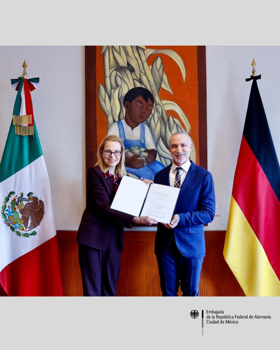 AlemaniaMexi's tweet photo. 🇲🇽 🤝🏼 🇩🇪 Bienvenida a México
Nuestra nueva embajadora designada Maria Margarete Gosse, a un día de su llegada a México se encontró con el Director General de Protocolo de la @SRE_mx , Jonathan Chait para la entrega de la copia de las cartas credenciales. https://t.co/0jakOLuQ8p