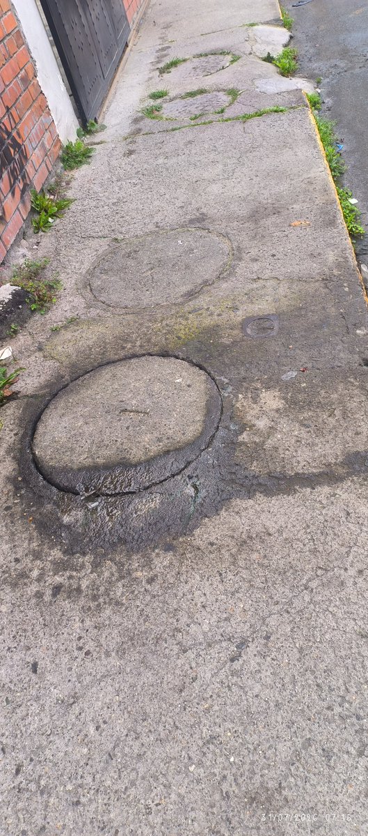 Fernand13448864's tweet photo. Por favor señores de 
@ETAPAOficial dar revisando hay una tapa de alcantarilla donde emana olores nauseabundo y líquidos aceitosos misma tapa se encuentra sobre la vereda de la Julio Abad Chica y Cordillera donde existe una mecánica como moradores no soportamos esos olores https://t.co/babQeH9uJF