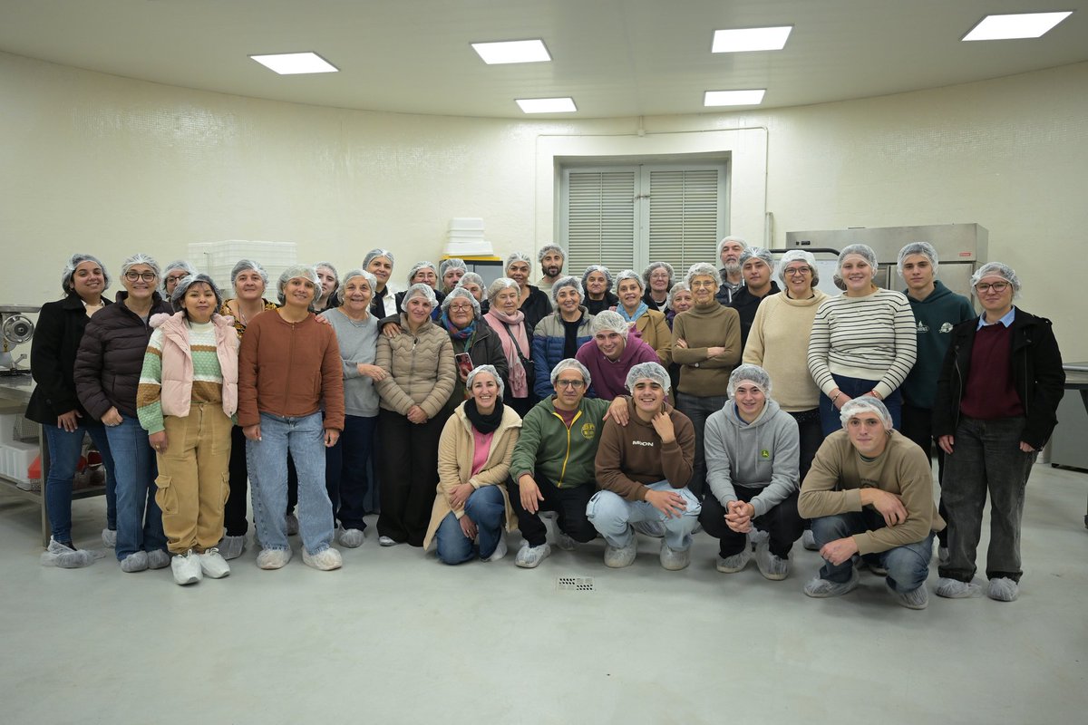MIGobiernoPBA's tweet photo. Estudiantes del Programa #PUENTES visitaron @Exactas_UBA

Un grupo de 35 estudiantes que cursan la diplomatura de extensión en Elaboración de Alimentos Artesanales en los municipios de Roque Pérez y Alberti recorrieron hoy la sede de la FCEN-UBA en Ciudad Universitaria. https://t.co/SQmMUg57JZ