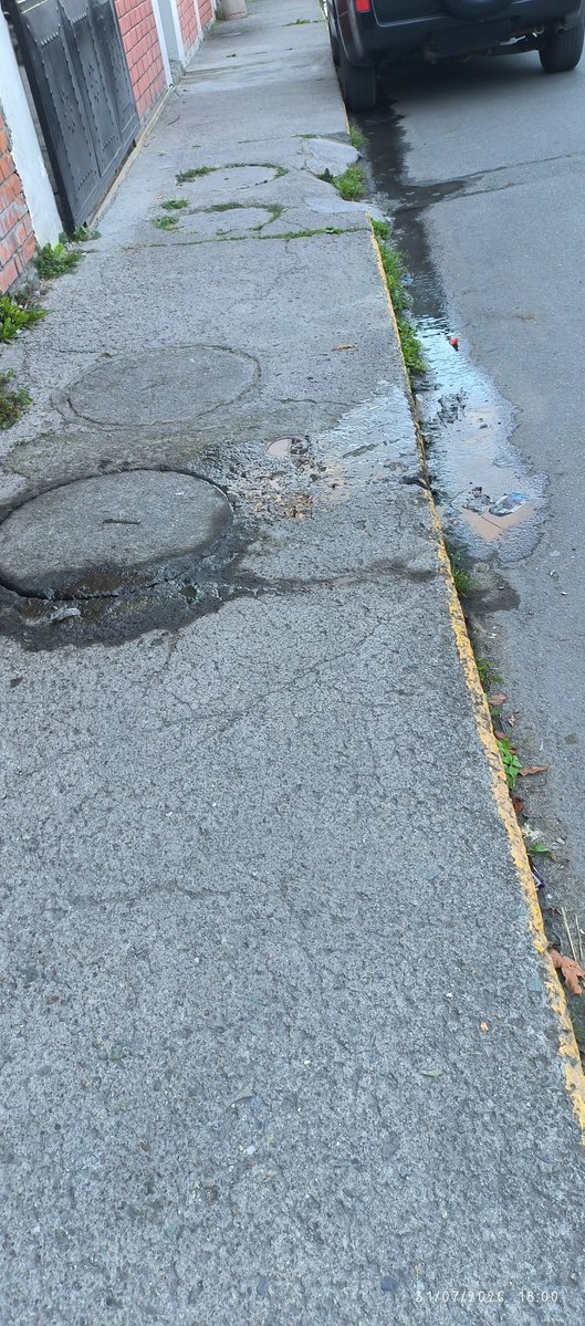 Fernand13448864's tweet photo. Por favor señores de 
@ETAPAOficial dar revisando hay una tapa de alcantarilla donde emana olores nauseabundo y líquidos aceitosos misma tapa se encuentra sobre la vereda de la Julio Abad Chica y Cordillera donde existe una mecánica como moradores no soportamos esos olores https://t.co/babQeH9uJF